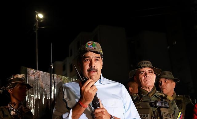 130亿航母压境，马杜罗不忍了，普京连夜送“快递”，敢动手就炸