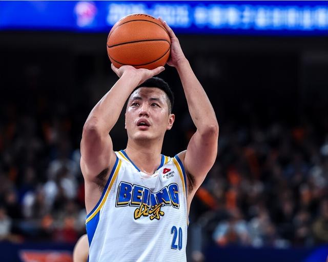 广东险胜却登顶，北京末节崩盘被逆转	，CBA榜首易主 北京敲响警钟