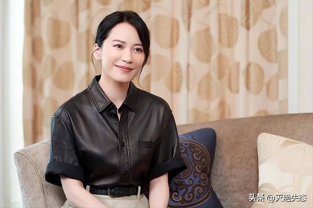 至今未婚未育，身边却有男人陪了近 20 年！54岁的她才是人间清醒