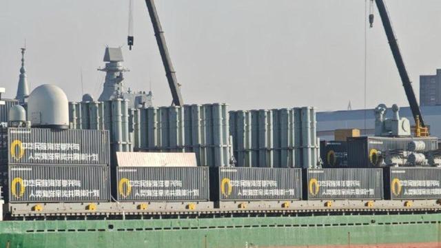 外观是集装箱货船，内部却搭载60个垂发，伪装性极强的辅助巡洋舰