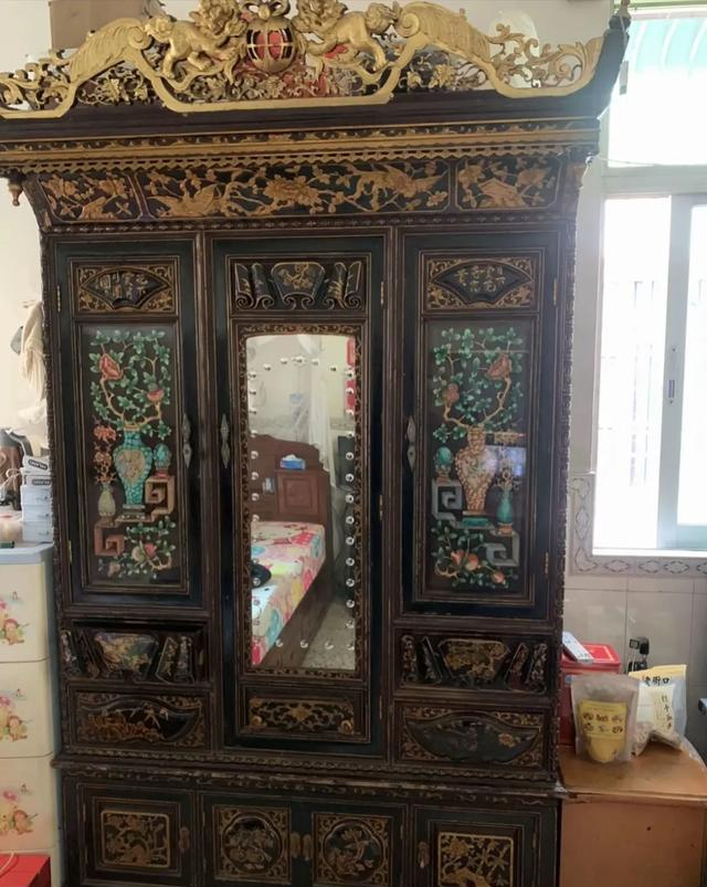 厉害了！广东女子晒出祖上传下来的衣柜	，评论区竟然有传国玉玺！