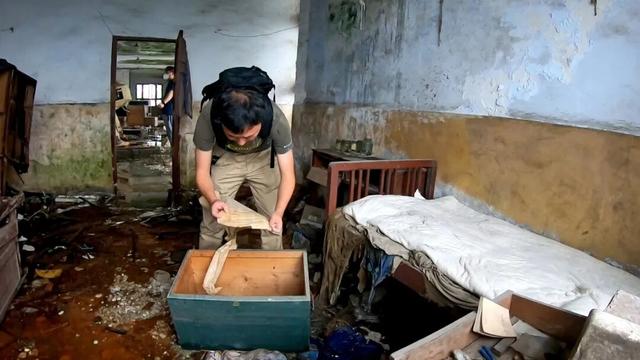 重庆巴南废弃了20多年的电影院，里面还遗留了大量上世纪的老物件