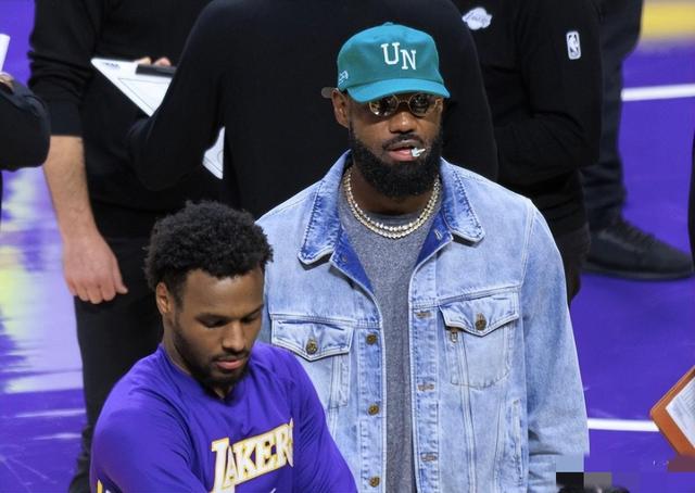 一夜2签1裁达成！詹姆斯伤情更新，湖人遭遇黑哨，勇士小麻烦