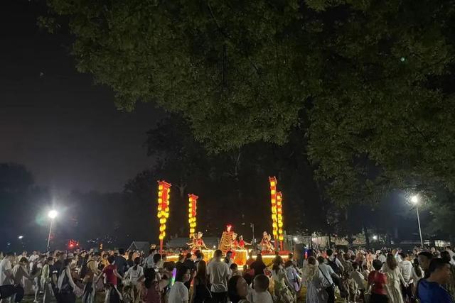 京城夏夜新顶流！蘑幻夜花园嗨翻啦