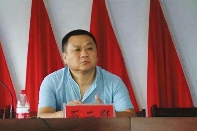 他逃亡16年，靠赃款娶4个漂亮老婆生12个娃，被捕时身家有几个亿