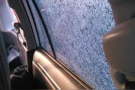 新疆特强沙尘暴亲历者：黄沙漫天如黑夜，汽车玻璃被击碎图片