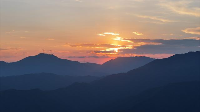 广西融安傍晚绚烂晚霞铺满天际，为这座桂北山城披上梦幻外衣