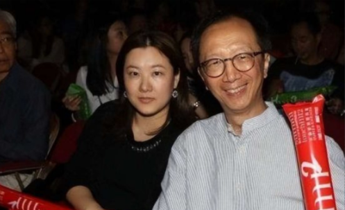 伏明霞24岁嫁50岁百亿富翁，如今丈夫七旬、儿子才21：她后悔不？