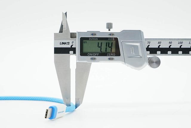 兼顾240W快充和40Gbps高速传输，异泽磁吸编织数据线拆解