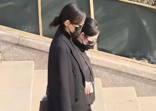 唐嫣穿黑色大衣出席公公的葬礼：罗晋和她互动正常，傅程鹏来帮忙