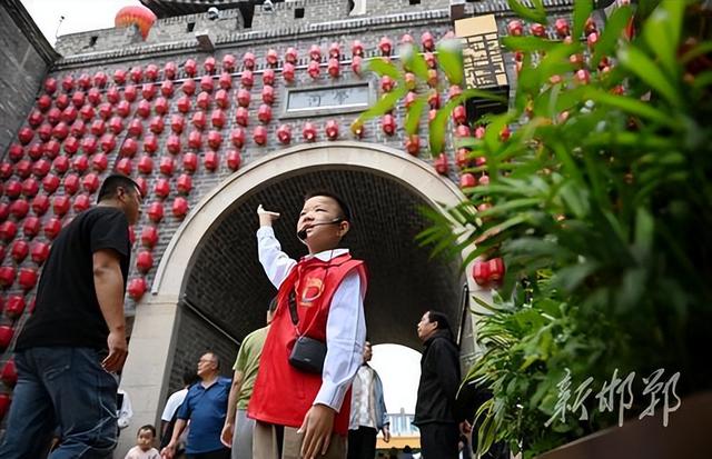 青春十一 文旅共赏丨红领巾讲解员在邯郸道历史文化街区进行讲解