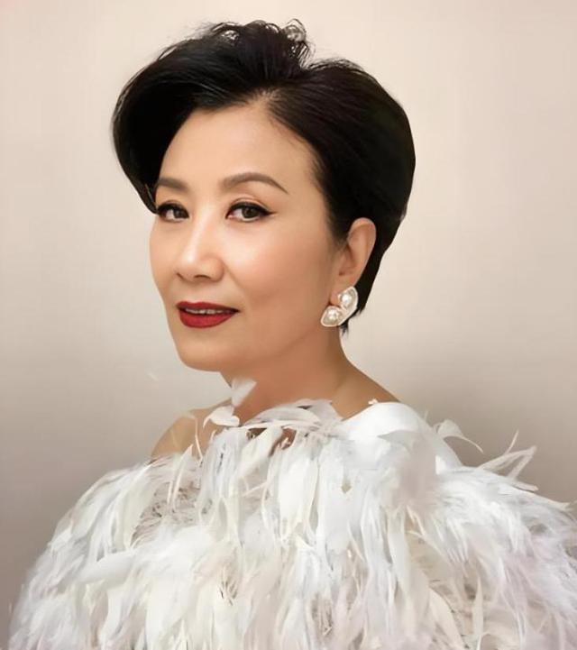 78岁连路都走不稳还开演唱会	，全网骂声一片，她却扬言回馈粉丝