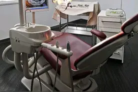 退休中学化学老师遇上了黑牙医图片