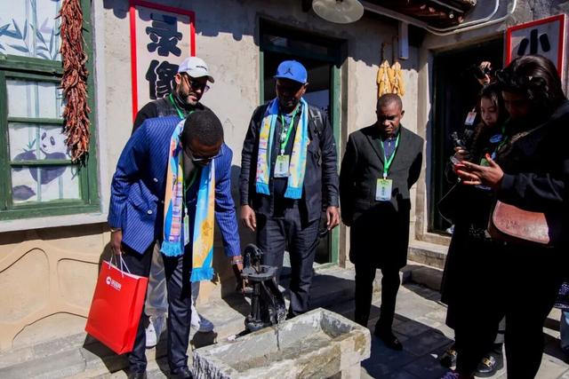 10国非洲媒体人来北京市通州区台湖镇打卡啦！