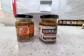 中学校庆学生送上设计特殊“伴手礼”：一瓶“有母校味道”的肉末酱图片