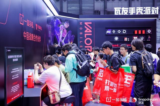 高通掌舵人突袭展台 CJ首日一加三大性能旗舰爆骁龙主题馆