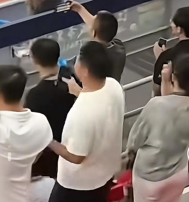 刘强东回老家行程拉满！路边摊与乡亲们举杯，苏超现场开心的跳舞