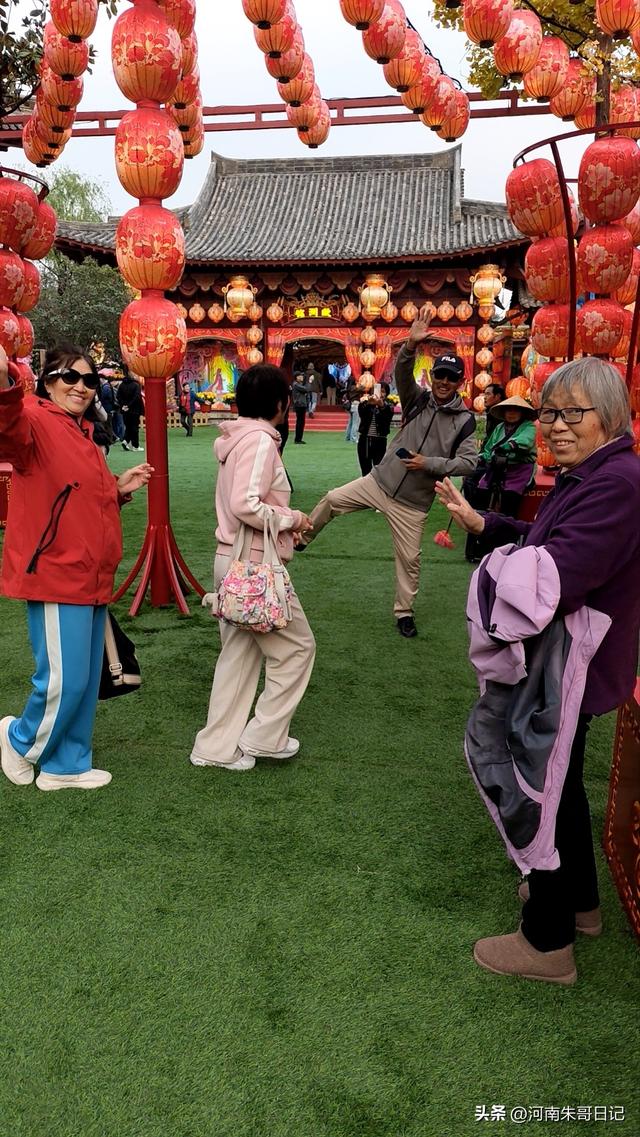 讲述我的写作故事43，《2025年开封赏菊记》。