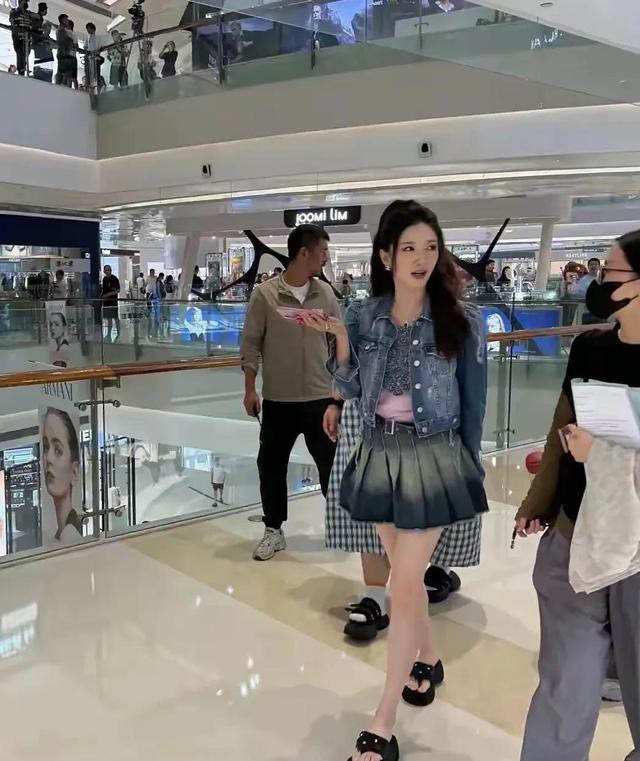 江疏影在成都万象城购物，腿又白又细身材好，比普通人好看多了