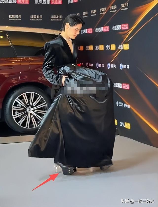 北京红毯	，摔跤、独眼龙造型、礼服搭棉鞋，走秀反成大型灾难现场