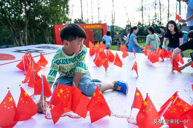 国庆假期这个 “红旗映山河” 火了！孩子玩着学地理，大人们很感动