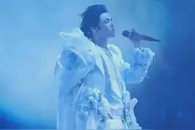 震惊！华晨宇演唱会穿婚纱的幕后真相竟然是……图片