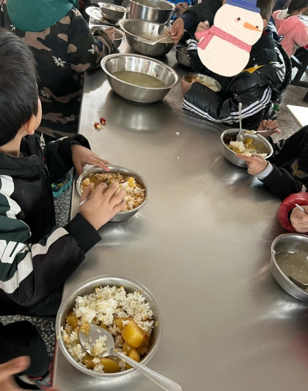 北京下了死命令	，2027年底前，所有中小学必须告别“校外配餐	”