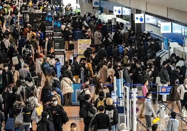 不听劝去日本的游客慌了，滞留机场连吃饭都成问题，当初为啥要去