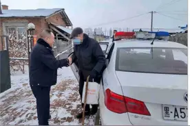 八旬老人雪地艰难行走，巡逻警车送到家图片