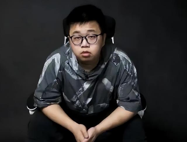 又一个祸从口出，自曝年收入过亿！千万网红“蓝战非”全平台被禁