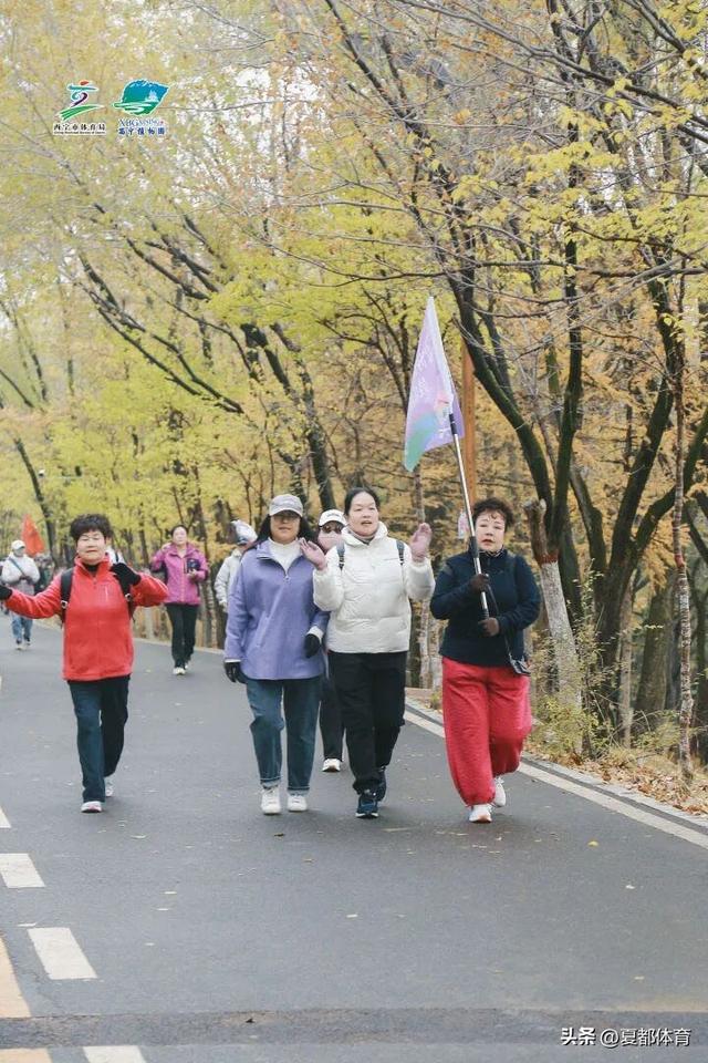 西宁市“敬老月”登山健步走活动开赛