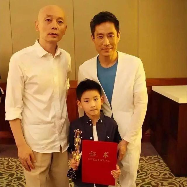 54岁凭央视大剧一夜爆火，如今又父子同台飙戏，17岁儿子比他还帅