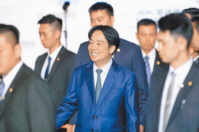 赖清德再遭当头一棒！台湾被美国加税20%后，又被特朗普加税100%