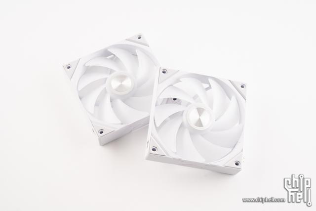 赛博鱼缸，技嘉 冰雕 B850M + 影驰 5080 金属大师 + COOJ Z18 装机