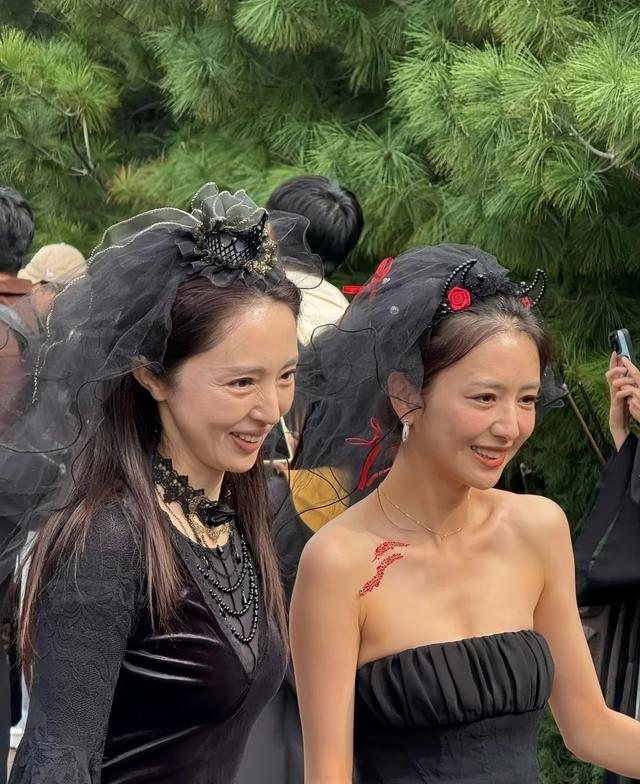 北京环球影城偶遇明星，佟丽娅露“副乳”太尴尬，46岁董璇脸垮了