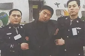 重庆杀人犯邓宇：逃亡缅甸后当上了看守所所长，与貌美警花结婚图片