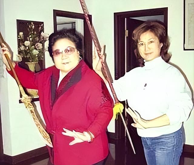 吃里扒外、永不回国？带30名演员留美不归，如今年过花甲归来