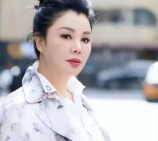 19岁嫁给富豪，20岁离婚携子净身出户，单亲40年如今儿子为她争光