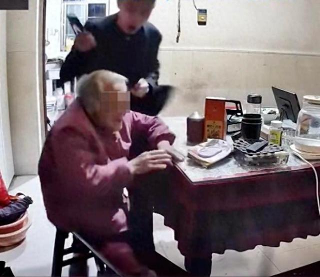 亲戚为暴打母亲男叫屈！他良心不坏，动手事出有因，老人拿钱捞人
