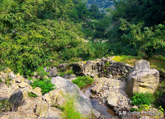 凭借“巨石打卡点”爆火的浙江徒步路线真棒，一到周末，驴友汇聚