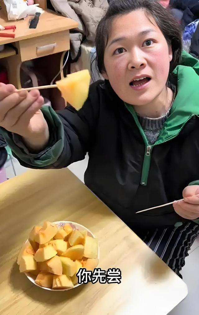 “风扇坏了”小玉：1天带货2场，被嘲吃相难看，凭啥销售额破百万