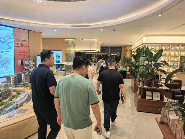上海有人连夜出动看房