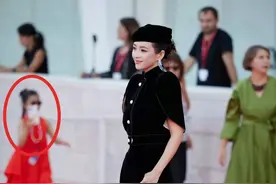 章子怡带女儿亮相威尼斯红毯！醒宝穿红裙戴墨镜和妈妈一样有气质图片