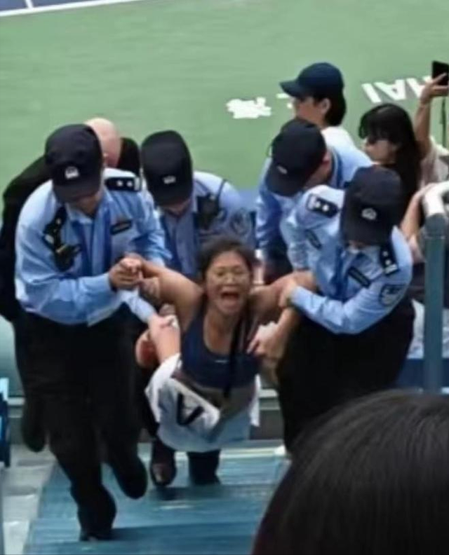 大闹网球赛女子“社会性死亡”！身份被扒，难怪这么狂