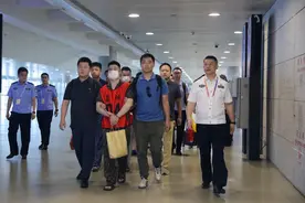 通报！"猎狐行动"捷报：五名柬埔寨电信诈骗洗钱嫌犯被押解回国！图片