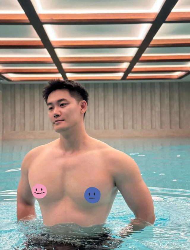 清爽旅行健身博主网红，这188cm身材还要什么腹肌