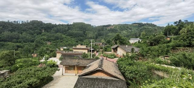 成都1个半小时车程，低调避暑的村落，瓜果飘香，有电影在此取景