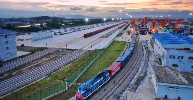 高市早苗出招：拼速度的时候到了！日本高层赴俄，在中国背后捅刀