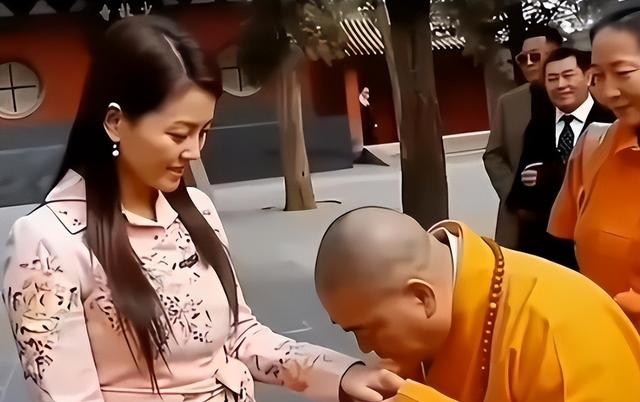 李湘终于不忍了，公开坦白与释永信关系，黑丝亲吻照终于真相大白