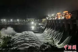 新安江水库开闸泄洪，下游有人下水捕“潮头鱼”？钱塘江管理局：这种行为不安全图片